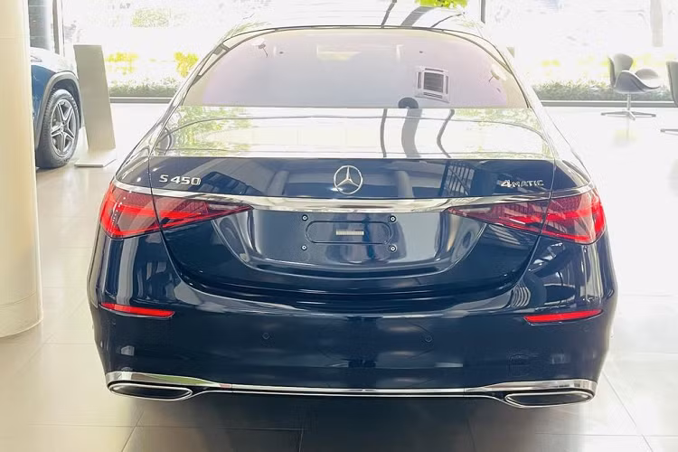 Cụ thể, chiếc sedan của nhà “ngôi sao ba cánh” được trang bị 2 màn hình giải trí 11,6 inch gắn ở tựa lưng ghế trước, máy tính bảng đặt trong bệ tỳ tay, ghế sau có đủ sưởi/làm mát và massage. Nếu muốn sở hữu những tiện ích như trên trên BMW 7-Series 2023, khách hàng phải mua bản 735i Pure Excellence, giá 5,339 tỷ đồng, nhưng vẫn thiếu màn hình giải trí.