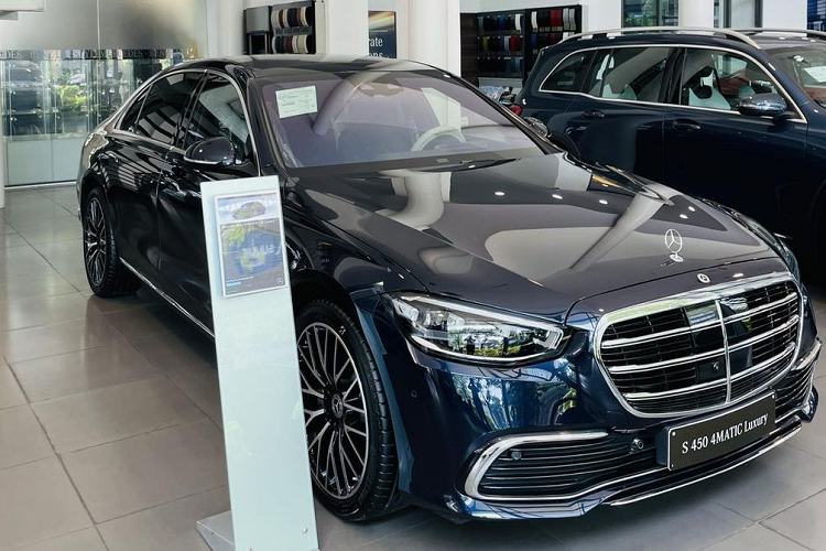 Bên cạnh việc ưu đãi trực tiếp tiền mặt, khách hàng mua phiên bản Mercedes-Benz S 450 còn được đại lý tặng thêm hai năm bảo hiểm thân vỏ.