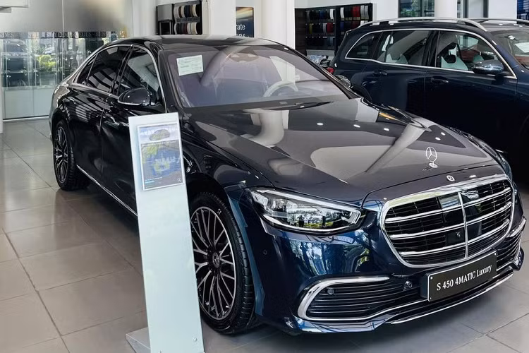 Bên cạnh việc ưu đãi trực tiếp tiền mặt, khách hàng mua phiên bản Mercedes-Benz S 450 còn được đại lý tặng thêm hai năm bảo hiểm thân vỏ.
