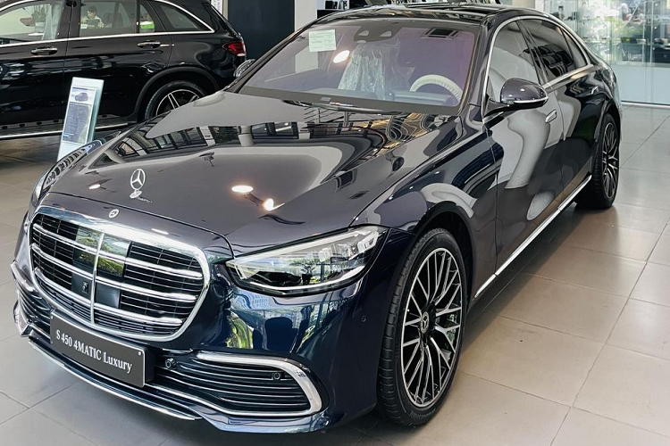 Tuy nhiên, chi phí đăng ký ra biển của xe vẫn được tính theo giá niêm yết mà Mercedes-Benz đưa ra ban đầu, là 5,039 tỷ đồng cho bản S 450 và 5,559 tỷ đồng với bản S 450 Luxury. Được biết, lô xe Mercedes-Benz S-Class đang được đại lý áp dụng ưu đãi là xe nhập Thái, sản xuất năm 2023. Thời gian chạy chương trình giảm giá sẽ không có thời gian cố định, mà phụ thuộc vào lượng xe trong kho còn nhiều hay ít.