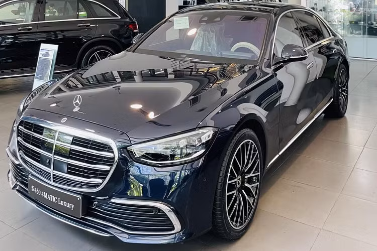 Tuy nhiên, chi phí đăng ký ra biển của xe vẫn được tính theo giá niêm yết mà Mercedes-Benz đưa ra ban đầu, là 5,039 tỷ đồng cho bản S 450 và 5,559 tỷ đồng với bản S 450 Luxury. Được biết, lô xe Mercedes-Benz S-Class đang được đại lý áp dụng ưu đãi là xe nhập Thái, sản xuất năm 2023. Thời gian chạy chương trình giảm giá sẽ không có thời gian cố định, mà phụ thuộc vào lượng xe trong kho còn nhiều hay ít.