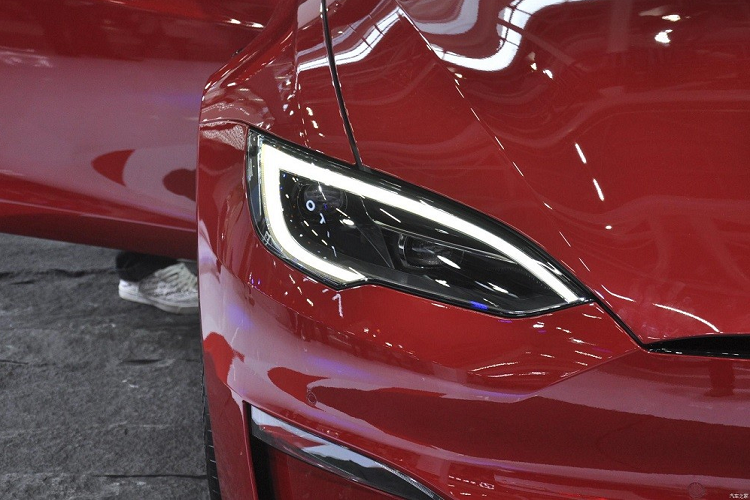 Vành 19 inch cũng được trang bị cho mẫu ô tô điện này. Ở phiên bản Plaid, xe được bổ sung má phanh nâng cấp với khả năng tản nhiệt cao hơn. Đằng sau Tesla Model S 2023 cũng có nhiều chi tiết màu đen như vỏ đèn hậu LED, cánh gió đuôi, nẹp trên cửa cốp và một phần của cản sau. Bên trong xe, Tesla Model S 2023 tiếp tục được trang bị 2 hàng ghế với 5 chỗ ngồi rộng rãi.