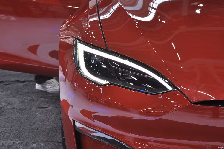 Vành 19 inch cũng được trang bị cho mẫu ô tô điện này. Ở phiên bản Plaid, xe được bổ sung má phanh nâng cấp với khả năng tản nhiệt cao hơn. Đằng sau Tesla Model S 2023 cũng có nhiều chi tiết màu đen như vỏ đèn hậu LED, cánh gió đuôi, nẹp trên cửa cốp và một phần của cản sau. Bên trong xe, Tesla Model S 2023 tiếp tục được trang bị 2 hàng ghế với 5 chỗ ngồi rộng rãi.