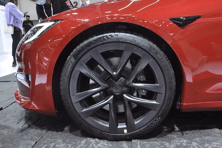 Trong khi đó, Tesla Model S Plaid 2023 được trang bị 3 mô-tơ điện với tổng công suất 1.019 mã lực, tăng 235 mã lực. Thời gian tăng tốc từ 0-100 km/h giảm 0,4 giây xuống còn 2,1 giây trong khi vận tốc tối đa đạt 322 km/h.