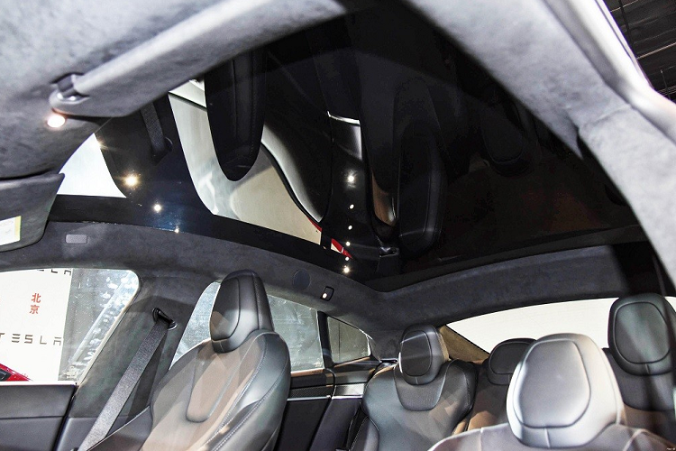 Ở phiên bản 2023, Tesla Model S có thêm tùy chọn miễn phí là vô lăng tròn thông thường. Tuy nhiên, chiếc xe được trưng bày tại Trung Quốc vẫn lắp vô lăng hình chữ nhật có tên Yoke theo cách gọi của hãng Tesla. Trên vô lăng này không có các phím chức năng mà thay bằng 2 thanh cuộn để chỉnh một số tính năng của xe, bao gồm cả xi nhan và rửa kính lái. Phía sau vô lăng là bảng đồng hồ kỹ thuật số 12,3 inch nằm khá cao...