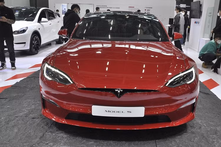 Ở khu vực đầu xe, Tesla Model S 2023 được trang bị cụm đèn pha LED vuốt về phía sau và bao quanh bằng dải đèn LED định vị ban ngày. Ở giữa 2 đèn pha là nẹp màu đen bóng, tích hợp logo mạ crôm của hãng Tesla. Trên cản trước, Tesla Model S 2023 đi kèm hốc gió trung tâm hình thang, đèn sương mù nằm ngang và khe gió ở hai góc. Thêm vào đó là cánh lướt gió trước giúp tăng tính khí động lực học cho xe.