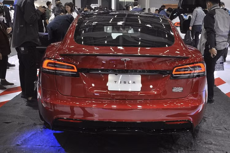 Quãng đường di chuyển sau khi sạc đầy pin của bản Plaid là 672 km. Tại thị trường Trung Quốc, mức giá xe Tesla Model S 2023 dao động từ 789.900 - 1.009.900 Nhân dân tệ (khoảng 2,69 - 3,44 tỷ đồng).