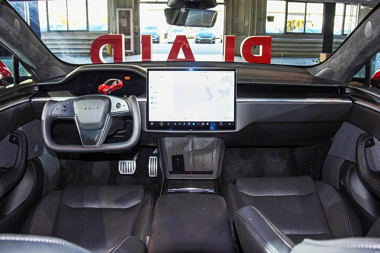 ... và hàng ghế sau rộng rãi, đi kèm màn hình giải trí 8 inch cũng như sạc điện thoại không dây. Hành khách có thể truy cập nhiều ứng dụng giải trí như YouTube, Netflix, Disney+ hay Twitch thông qua màn hình này. Màn hình cũng cho phép hành khách chỉnh nhiệt độ điều hòa hoặc âm lượng.