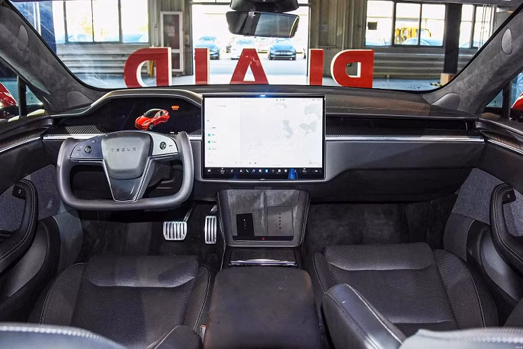 ... và hàng ghế sau rộng rãi, đi kèm màn hình giải trí 8 inch cũng như sạc điện thoại không dây. Hành khách có thể truy cập nhiều ứng dụng giải trí như YouTube, Netflix, Disney+ hay Twitch thông qua màn hình này. Màn hình cũng cho phép hành khách chỉnh nhiệt độ điều hòa hoặc âm lượng.