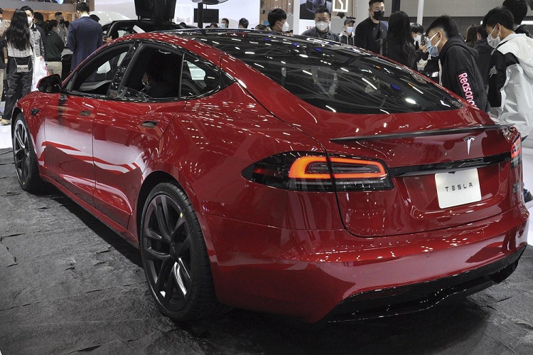 Chiếc Tesla Model S 2023 chạy điện trong bài viết này sở hữu màu sơn đỏ Flame Red. Đây là màu sơn tùy chọn của xe và có giá lên đến 25.000 Nhân dân tệ (khoảng 85 triệu đồng) ở thị trường Trung Quốc. Ngoài ra, xe còn có 4 màu sắc nữa là đen Pure Black, trắng Pearl White, bạc Luminescent Silver và xanh đậm Dark Blue. Trong đó, 3 màu trắng, bạc và xanh đậm đều có giá 13.000 Nhân dân tệ (khoảng 44 triệu đồng). Riêng màu đen là màu tiêu chuẩn, đi kèm miễn phí theo xe.