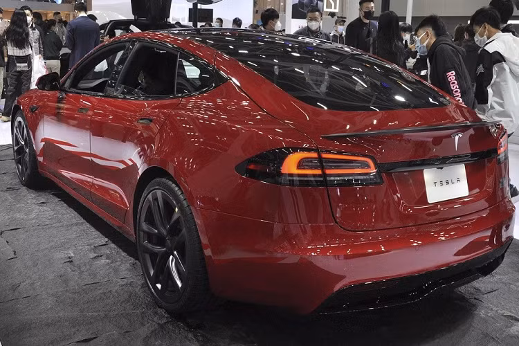 Chiếc Tesla Model S 2023 chạy điện trong bài viết này sở hữu màu sơn đỏ Flame Red. Đây là màu sơn tùy chọn của xe và có giá lên đến 25.000 Nhân dân tệ (khoảng 85 triệu đồng) ở thị trường Trung Quốc. Ngoài ra, xe còn có 4 màu sắc nữa là đen Pure Black, trắng Pearl White, bạc Luminescent Silver và xanh đậm Dark Blue. Trong đó, 3 màu trắng, bạc và xanh đậm đều có giá 13.000 Nhân dân tệ (khoảng 44 triệu đồng). Riêng màu đen là màu tiêu chuẩn, đi kèm miễn phí theo xe.