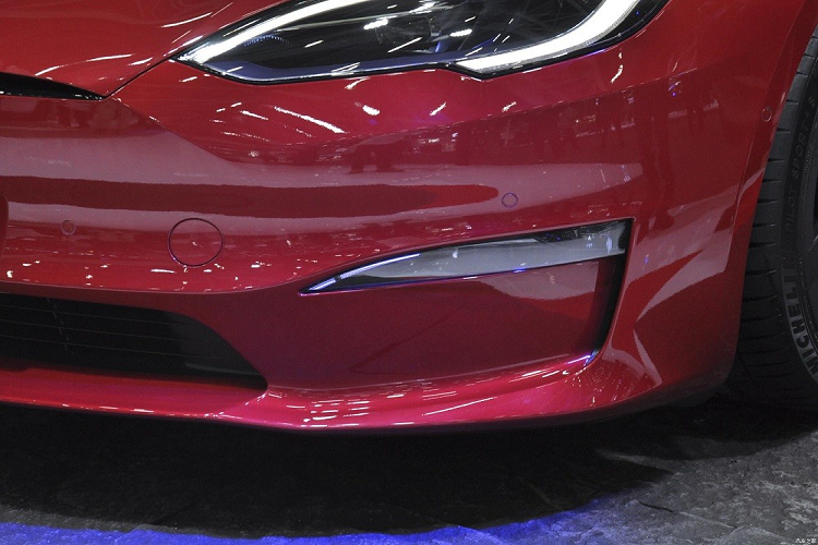 Trong khi đó, gói Enhanced Autopilot tùy chọn có giá 32.000 Nhân dân tệ (khoảng 109 triệu đồng) và con số tương ứng của gói Full Autonomous Driving Capability là 64.000 Nhân dân tệ (218 triệu đồng). 