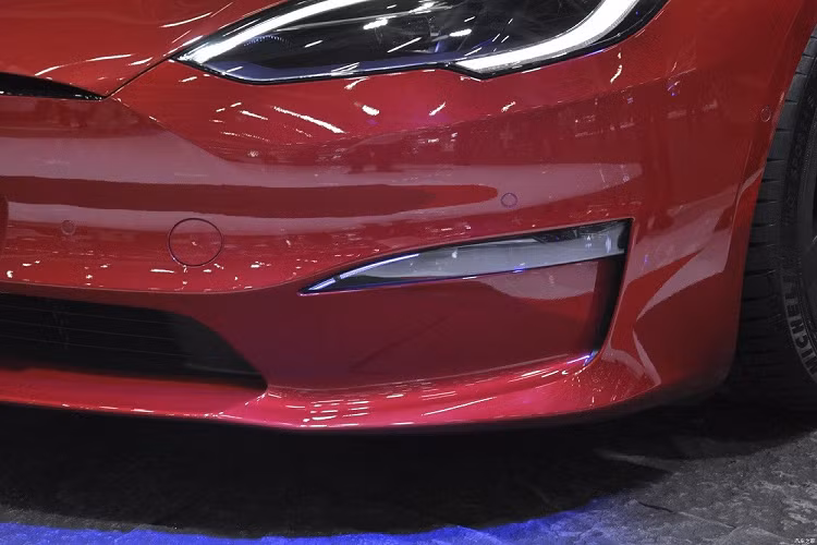 Trong khi đó, gói Enhanced Autopilot tùy chọn có giá 32.000 Nhân dân tệ (khoảng 109 triệu đồng) và con số tương ứng của gói Full Autonomous Driving Capability là 64.000 Nhân dân tệ (218 triệu đồng). 