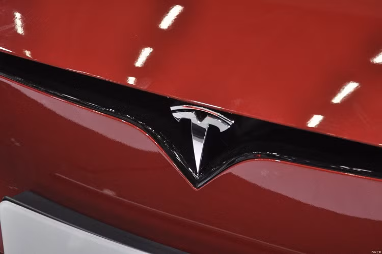 Đương nhiên, Tesla Model S 2023 cũng không thể thiếu camera 360 độ và hệ thống hỗ trợ lái bán tự động Autopilot. Hệ thống này cho phép xe hỗ trợ đánh lái, tăng tốc và phanh tự động.