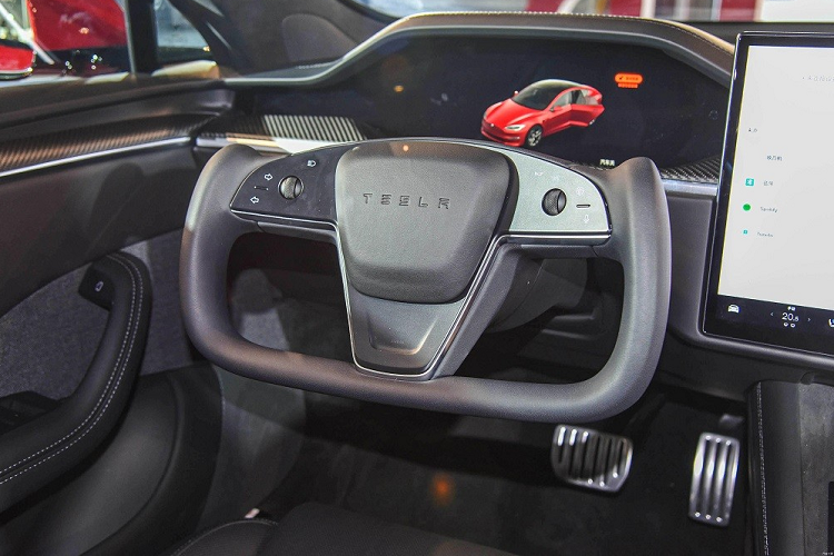 Ngoài ra, màn hình cảm ứng trung tâm 17 inch có thể nghiêng sang trái hoặc phải. Người dùng có thể chỉnh các tính năng của xe hoặc chơi điện tử thông qua màn hình này. Do đó, bên trong Tesla Model S 2023 không hề có các nút bấm cơ học và sẽ khiến người dùng mất thời gian để làm quen.