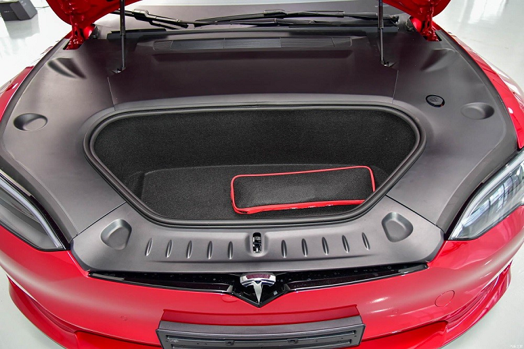 Vì vậy, xe có thể tăng tốc từ 0-100 km/h trong thời gian 3,2 giây, giảm 0,6 giây so với trước, và đạt vận tốc tối đa 250 km/h. Đồng thời, xe sở hữu quãng đường di chuyển sau khi sạc đầy pin là 715 km theo chu trình thử nghiệm CLTC ở Trung Quốc.