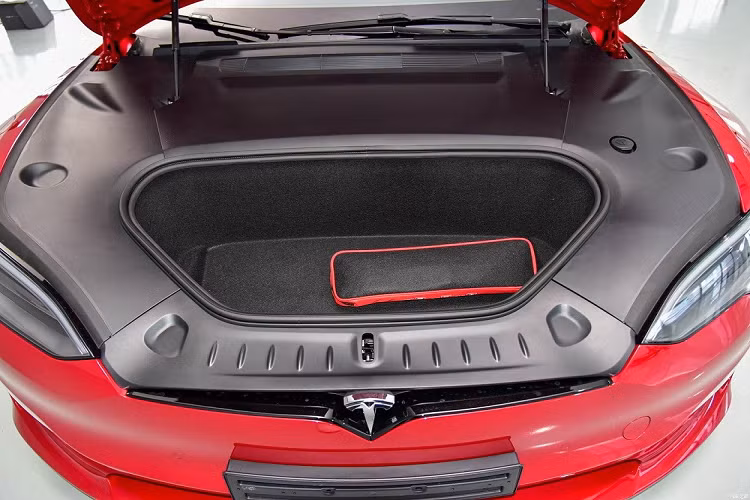 Vì vậy, xe có thể tăng tốc từ 0-100 km/h trong thời gian 3,2 giây, giảm 0,6 giây so với trước, và đạt vận tốc tối đa 250 km/h. Đồng thời, xe sở hữu quãng đường di chuyển sau khi sạc đầy pin là 715 km theo chu trình thử nghiệm CLTC ở Trung Quốc.