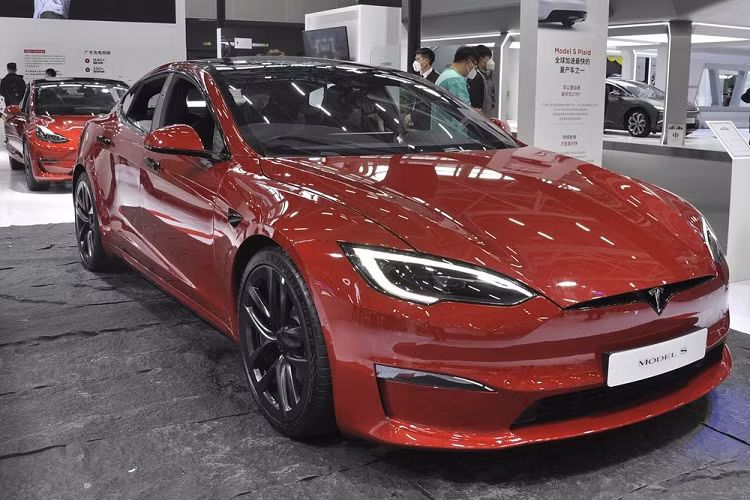 Chi tiet Tesla Model S 2023 tu 2,69 ty dong tai Trung Quoc