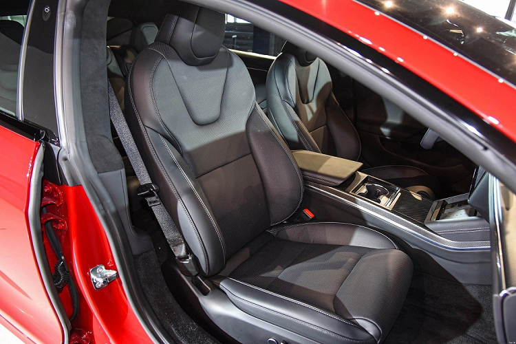 Hệ thống âm thanh của Tesla Model S 2023 có công suất lên đến 960W, bao gồm 22 loa và công nghệ cách âm chủ động, mang đến trải nghiệm chìm đắm như phòng thu cho hành khách. Phía sau ghế là khoang hành lý rộng rãi với thể tích 793 lít... cộng thêm ngăn chứa đồ nhỏ bên dưới nắp ca-pô. Ghế sau cũng có thể gập xuống để tăng khả năng chở đồ.