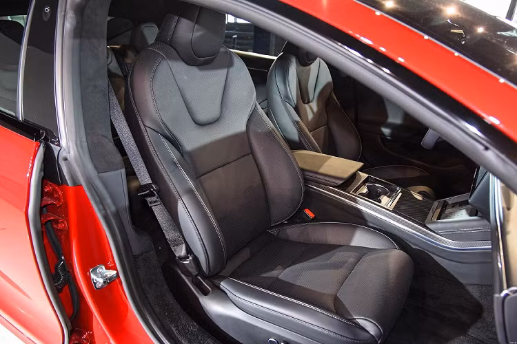 Hệ thống âm thanh của Tesla Model S 2023 có công suất lên đến 960W, bao gồm 22 loa và công nghệ cách âm chủ động, mang đến trải nghiệm chìm đắm như phòng thu cho hành khách. Phía sau ghế là khoang hành lý rộng rãi với thể tích 793 lít... cộng thêm ngăn chứa đồ nhỏ bên dưới nắp ca-pô. Ghế sau cũng có thể gập xuống để tăng khả năng chở đồ.