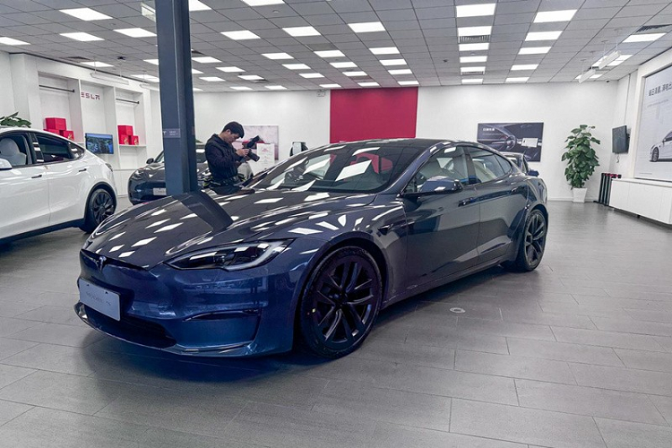 Sườn xe của Tesla Model S 2023 có thiết kế mượt mà với tay nắm cửa nằm chìm vào thân xe. Chiếc xe được trưng bày tại Trung Quốc đi kèm tay nắm cửa màu đen bóng... ... và vành hợp kim 21 inch với thiết kế 5 chấu hình chữ "V", sơn màu xám nòng súng khỏe khoắn. Bộ vành này đi với lốp Michelin Pilot Sport 4S có kích thước 265/35 ZR21.