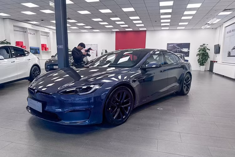 Sườn xe của Tesla Model S 2023 có thiết kế mượt mà với tay nắm cửa nằm chìm vào thân xe. Chiếc xe được trưng bày tại Trung Quốc đi kèm tay nắm cửa màu đen bóng... ... và vành hợp kim 21 inch với thiết kế 5 chấu hình chữ "V", sơn màu xám nòng súng khỏe khoắn. Bộ vành này đi với lốp Michelin Pilot Sport 4S có kích thước 265/35 ZR21.