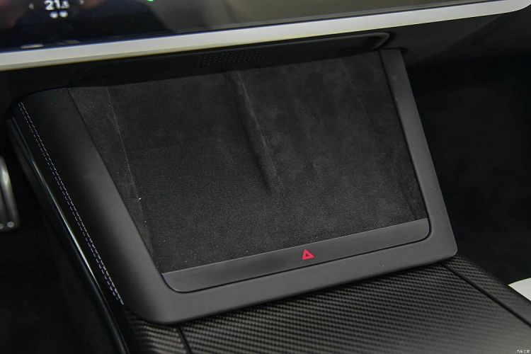 Trên cụm điều khiển trung tâm, xe được trang bị 2 sạc điện thoại không dây, ngăn chứa đồ có nắp che và 2 hộc đựng cốc. Ghế của Tesla Model S 2023 được bọc da với viền chỉ màu tương phản, tương tự tapi cửa. Ngoài ra, xe còn có bộ bàn đạp kim loại thể thao, điều hòa tự động 3 vùng...