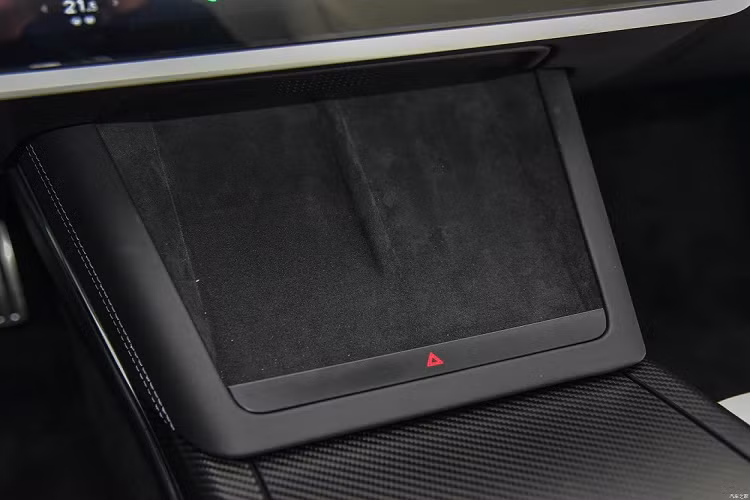 Trên cụm điều khiển trung tâm, xe được trang bị 2 sạc điện thoại không dây, ngăn chứa đồ có nắp che và 2 hộc đựng cốc. Ghế của Tesla Model S 2023 được bọc da với viền chỉ màu tương phản, tương tự tapi cửa. Ngoài ra, xe còn có bộ bàn đạp kim loại thể thao, điều hòa tự động 3 vùng...