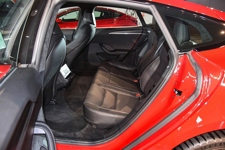 Với sự xuất hiện của trần bằng kính mới, nội thất của mẫu ô tô điện này càng trở nên thoáng đãng hơn. Theo hãng Tesla, trần bằng kính mới cho phép ánh sáng xuyên vào trong xe nhiều hơn gấp 5 lần nhưng vẫn duy trì mức độ chống tia cực tím như cũ. Đồng thời, trần bằng kính còn nhẹ hơn và giúp cải thiện khả năng xử lý vì giúp hạ thấp trọng tâm của xe.