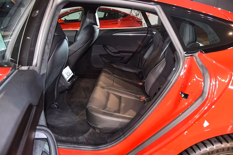 Với sự xuất hiện của trần bằng kính mới, nội thất của mẫu ô tô điện này càng trở nên thoáng đãng hơn. Theo hãng Tesla, trần bằng kính mới cho phép ánh sáng xuyên vào trong xe nhiều hơn gấp 5 lần nhưng vẫn duy trì mức độ chống tia cực tím như cũ. Đồng thời, trần bằng kính còn nhẹ hơn và giúp cải thiện khả năng xử lý vì giúp hạ thấp trọng tâm của xe.