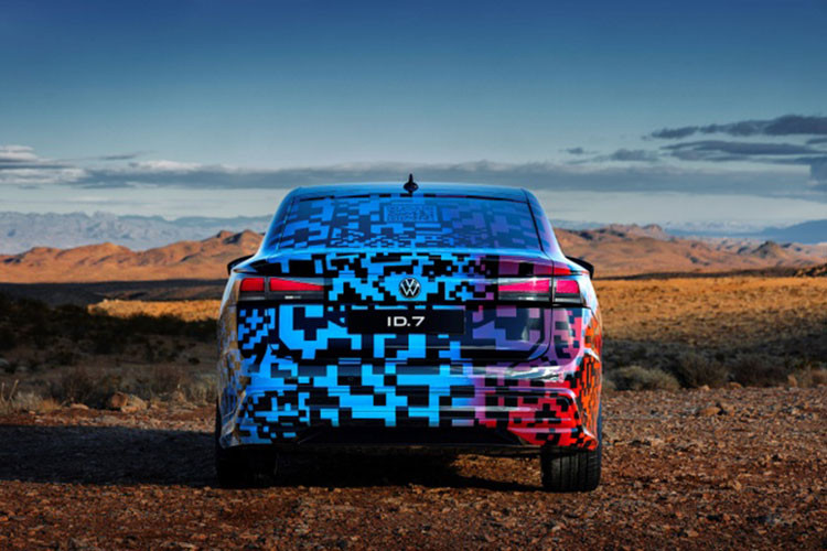 Hiện tại, những thứ như kích thước pin và công suất đầu ra cũng như giá cả vẫn chưa được biết, nhưng hãng xe Volkswagen cho biết ID.7 sẽ có phạm vi hoạt động khoảng 700 km trên chu trình WLTP châu Âu và tất nhiên, quãng đường di chuyển này sẽ thấp hơn ở Hoa Kỳ khi sử dụng thang đo EPA.