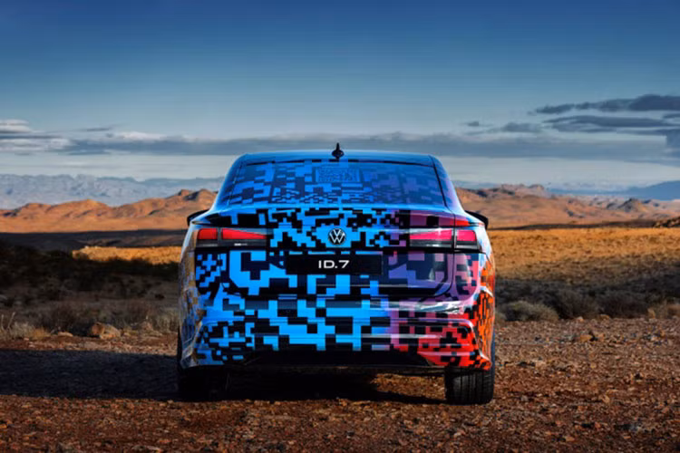 Hiện tại, những thứ như kích thước pin và công suất đầu ra cũng như giá cả vẫn chưa được biết, nhưng hãng xe Volkswagen cho biết ID.7 sẽ có phạm vi hoạt động khoảng 700 km trên chu trình WLTP châu Âu và tất nhiên, quãng đường di chuyển này sẽ thấp hơn ở Hoa Kỳ khi sử dụng thang đo EPA.