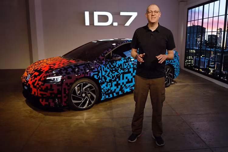 Triển lãm CES 2023 sắp khai mạc và nhiều mẫu xe của các hãng đã được hé lộ, trong số này là Volkswagen ID.7 hoàn toàn mới, 1 thành viên của gia tộc xe điện nhà Volkswagen nhưng đây chỉ là phiên bản tiền sản xuất, còn bản thương mại dự kiến sẽ được sản xuất từ quý II năm 2023.