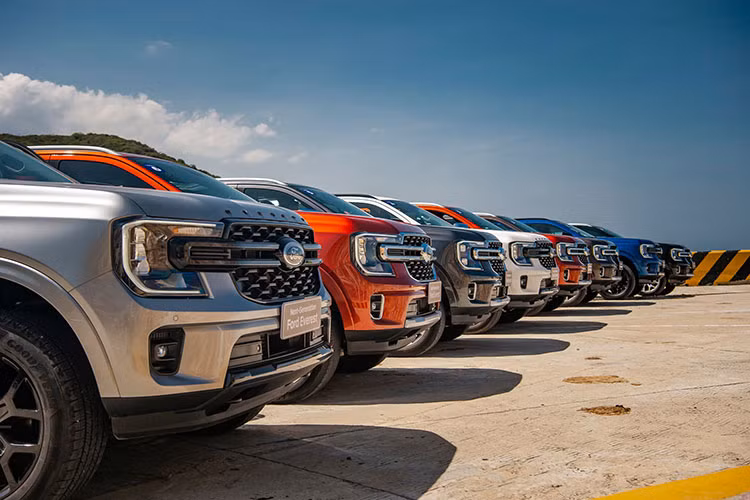 Ford Everest nằm trong phân khúc SUV 7 chỗ tầm trung được nhiều khách hàng ưa chuộng do sử dụng khung gầm vững chãi, khả năng vận hành ấn tượng cùng thiết kế cơ bắp đậm chất Mỹ đi kèm nhiều trang bị tiện nghi hiện đại.