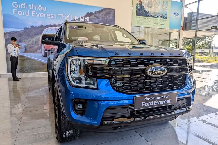 Trái ngược lại với chiếc SUV tới từ thương hiệu Hàn Quốc, Ford Everest 2023 mới vẫn đang trong tình trạng cháy hàng như những ngày đầu mở bán, kéo theo đó là tình trạng “bia kèm lạc”. Cụ thể, để được sở hữu mẫu xe này sớm, khách hàng sẽ phải chi thêm khoảng 100 triệu đồng tiền mua các phụ kiện kèm theo.