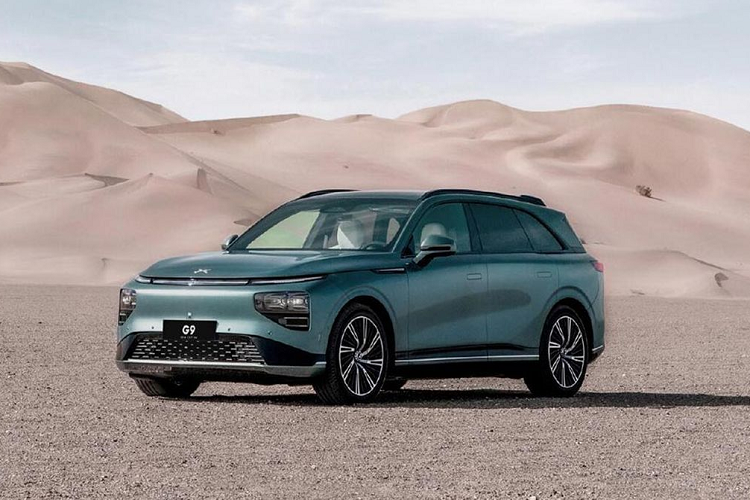 Đuôi xe được thiết kế bo tròn đầy ấn tượng, thanh đèn LED thanh mảnh chạy bao quanh cửa hậu cùng cánh gió phía sau. Bên trong cabin, xe được trang bị một cụm đồng hồ đo kỹ thuật số nhỏ và hai màn hình hiển thị 15 inch, vô lăng có thiết kế hai chấu khác thường.