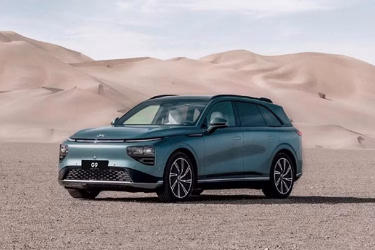 Đuôi xe được thiết kế bo tròn đầy ấn tượng, thanh đèn LED thanh mảnh chạy bao quanh cửa hậu cùng cánh gió phía sau. Bên trong cabin, xe được trang bị một cụm đồng hồ đo kỹ thuật số nhỏ và hai màn hình hiển thị 15 inch, vô lăng có thiết kế hai chấu khác thường.