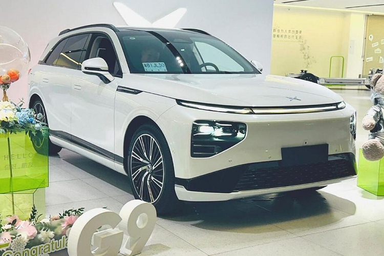  Xpeng G9 chạy điện được giới thiệu lần đầu tiên vào ngày 21/9/2022, với mức giá khởi điểm là 42.440 USD (khoảng 1,03 tỷ đồng). Tới ngày 19 tháng 9 vừa qua, Xpeng đã cho ra mắt phiên bản nâng cấp giữa vòng đời của mẫu xe này với mức giá từ 263.900 NDT (khoảng 894 triệu đồng), thấp hơn 46.000 NDT (khoảng 155 triệu đồng) so với phiên bản cũ.