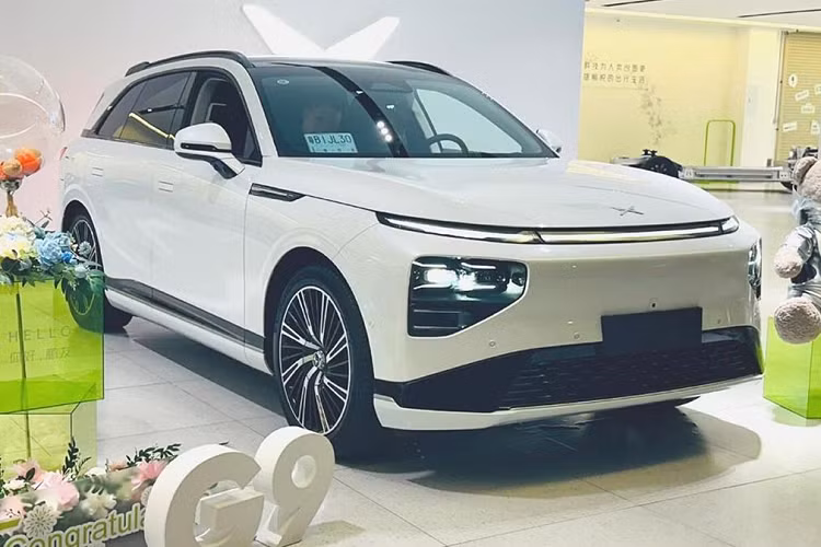  Xpeng G9 chạy điện được giới thiệu lần đầu tiên vào ngày 21/9/2022, với mức giá khởi điểm là 42.440 USD (khoảng 1,03 tỷ đồng). Tới ngày 19 tháng 9 vừa qua, Xpeng đã cho ra mắt phiên bản nâng cấp giữa vòng đời của mẫu xe này với mức giá từ 263.900 NDT (khoảng 894 triệu đồng), thấp hơn 46.000 NDT (khoảng 155 triệu đồng) so với phiên bản cũ.