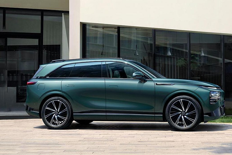 XPeng G9 cung cấp năm biến thể với pin 78,4 kWh và 98 kWh, một biến thể RWD có công suất 230 kW và một biến thể AWD có công suất 405 kW và mô-men xoắn cực đại 717 Nm. Đáng chú ý, XPeng G9 còn có công nghệ sạc 800V và điều này khiến nó trở thành “mẫu SUV sản xuất hàng loạt có tốc độ sạc nhanh nhất thế giới”.