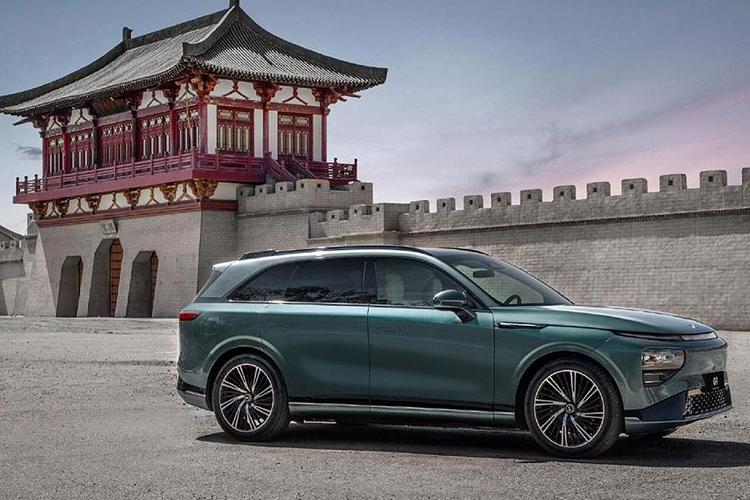 SUV điện XPeng G9 sở hữu các công nghệ an toàn hiện đại gồm: 2 cảm biến Lidar, 12 camera, 5 radar sóng milimet và 12 cảm biến siêu âm. Bên cạnh đó, xe còn có 2 chip Nvidia Drive Orin với tốc độ xử lý 508 nghìn tỷ hoạt động/giây (TOP).