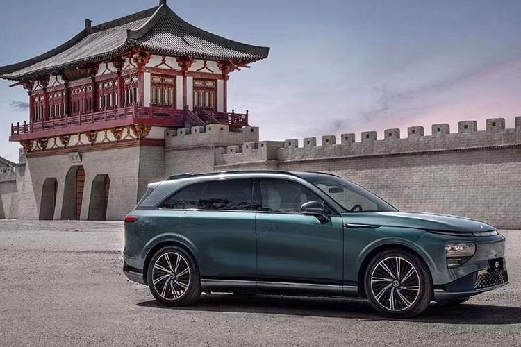 SUV điện XPeng G9 sở hữu các công nghệ an toàn hiện đại gồm: 2 cảm biến Lidar, 12 camera, 5 radar sóng milimet và 12 cảm biến siêu âm. Bên cạnh đó, xe còn có 2 chip Nvidia Drive Orin với tốc độ xử lý 508 nghìn tỷ hoạt động/giây (TOP).