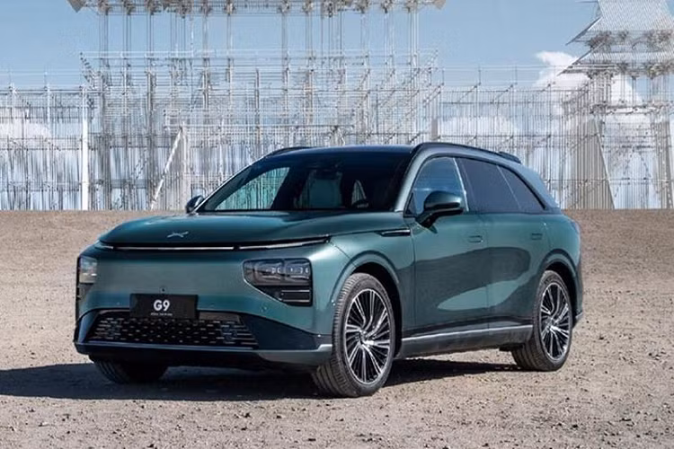 Về ngoại thất, G9 ngôn ngữ thiết kế X Robot Face mang đậm đặc trưng của thương hiệu XPeng. Phần đầu xe nổi bật với cụm đèn định vị LED mảnh mai. Trong đó, dải đèn LED định vị ban ngày nằm phía trên, vắt ngang đầu xe và ôm lấy nắp ca-pô. Bên dưới là cụm đèn pha có kích thước khá lớn.