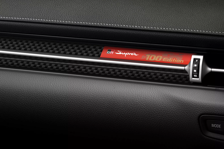 Ngoài mẫu xe bản thương mại, Toyota cũng công bố 3 xe GR Supra GT4 EVO 100 Edition với màu ngoại thất cam Plasma Orange. Phía sau hốc bánh xe trước có huy hiệu đặc biệt cùng số thứ tự sản xuất của xe.