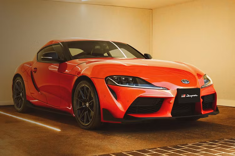 Trong khi đó ở cabin, GR Supra “Plasma Orange 100 Editions” trang bị ghế thể thao bọc da cao cấp và Alcantara. Điểm nhấn của ghế là đường chỉ màu trắng kết hợp cam. Đặc biệt là tại ghế phụ có bảng carbon ghi "GR Supra 100 Editions".
