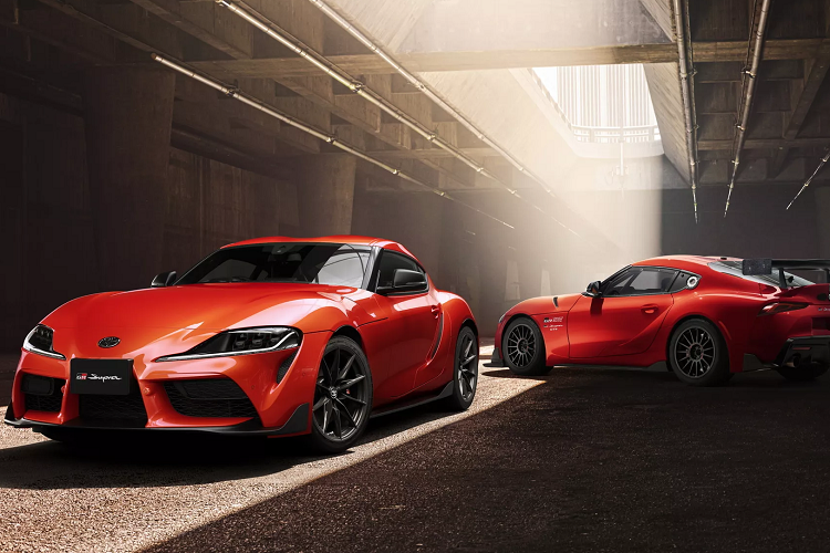 Toyota GR Supra đặc biệt “Plasma Orange 100 Editions” dựa trên phiên bản GR Supra RZ được trang bị hộp số tự động 8 cấp. Ngoại thất nổi bật với màu sơn cam Plasma Orange kết hợp bộ mâm mâm đúc hợp kim nhôm 10 chấu kích thước 19 inch sơn đen mờ và cùm phanh màu đen.