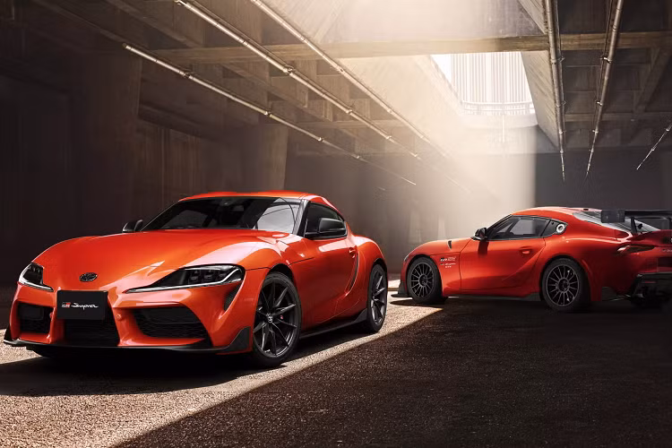 Toyota GR Supra đặc biệt “Plasma Orange 100 Editions” dựa trên phiên bản GR Supra RZ được trang bị hộp số tự động 8 cấp. Ngoại thất nổi bật với màu sơn cam Plasma Orange kết hợp bộ mâm mâm đúc hợp kim nhôm 10 chấu kích thước 19 inch sơn đen mờ và cùm phanh màu đen.