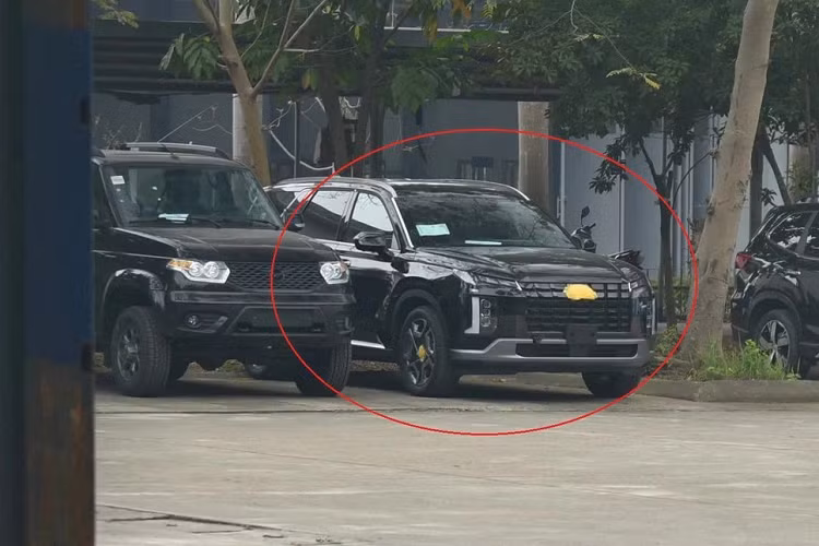 Vào hồi tháng 2/2023, một chiếc Hyundai Palisade 2023 mới đã bất ngờ bị bắt gặp tại trung tâm đăng kiểm khí thải ở Việt Nam. Đến nay, lại có thông tin về việc mẫu SUV cỡ lớn này chuẩn bị được bán tại Việt Nam. Theo tin đồn, Hyundai Palisade 2023 sẽ ra mắt Việt Nam trong năm nay. Hiện giá bán của xe vẫn chưa được hé lộ.