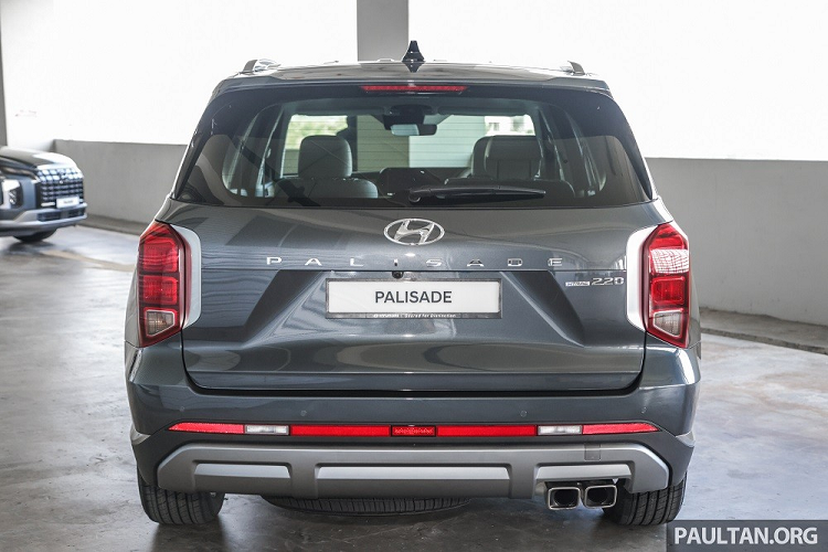 Động cơ này chỉ tiêu thụ lượng nhiên liệu trung bình 12,4 km/lít (khoảng 8,06 lít/100 km) ở phiên bản dẫn động 1 cầu. Nếu bán ở Việt Nam, Hyundai Palisade 2023 sẽ là đối thủ của Volkswagen Teramont và Ford Explorer.