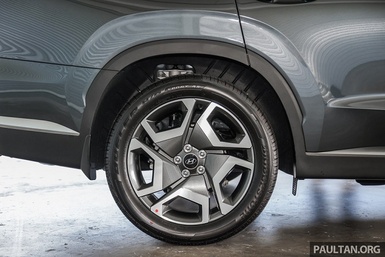 Được định vị cao hơn Santa Fe, Hyundai Palisade 2023 sở hữu kích thước cũng lớn hơn, bao gồm chiều dài 4.995 mm, chiều rộng 1.975 mm, chiều cao 1.750 mm và chiều dài cơ sở 2.900 mm. So với Hyundai Santa Fe, mẫu xe này có chiều dài cơ sở lớn hơn 135 mm.Ở phiên bản mới, Hyundai Palisade sở hữu ngoại hình khá ấn tượng, đặc biệt là ở khu vực đầu xe.